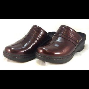 👞Clarks Burgundy Patent leather clogs